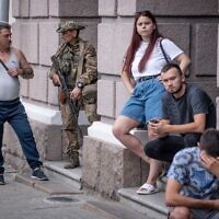 A member of Wagner group speaks with a local resident in Rostov-on-Don, on June 24, 2023. (Roman Romokohv / AFP)