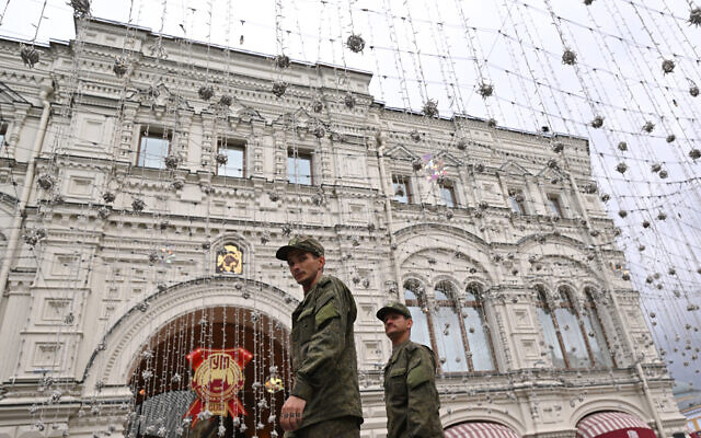 Russian servicemen walk past the GUM, State Department store, in the center of Moscow, on June 24, 2023. (Natalia Kolesnikova/AFP)