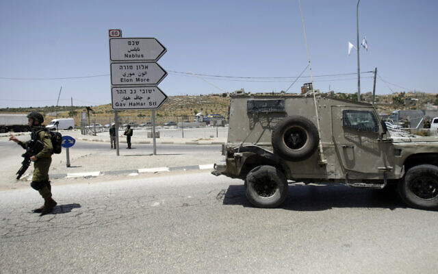 Illustrative: Israeli soldiers at the Tapuah checkpoint near the West Bank city of Nablus, May 30, 2014 (AP Photo/Nasser Ishtayeh)