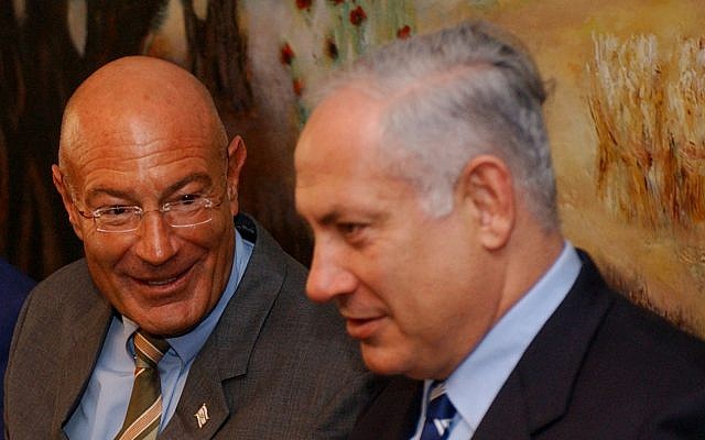 Arnon Milchan (left) and Benjamin Netanyahu at a press conference in the Knesset, on March 28, 2005. (Flash90/ File)