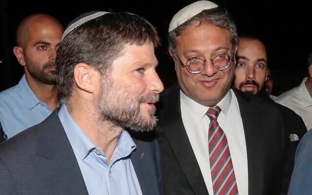 File: Itamar Ben Gvir (right), head of the Otzma Yehudit party, and chairman of the Religious Zionism party Bezalel Smotrich at an election campaign event in Sderot, October 26, 2022. (Flash90)