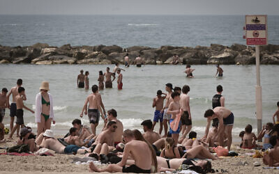 Israelis crowd the beach in Tel Aviv on a hot day during the Passover holiday, April 9, 2023. (Avshalom Sassoni/FLASH90/File)
