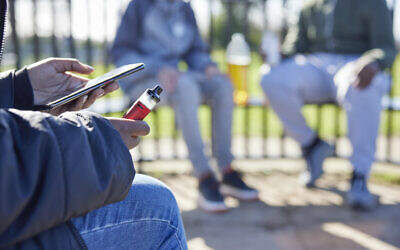 Teenagers vaping in a park (iStock)
