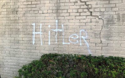 Antisemitic vandalism on the wall of a New York synagogue, August 17, 2022. (Courtesy)